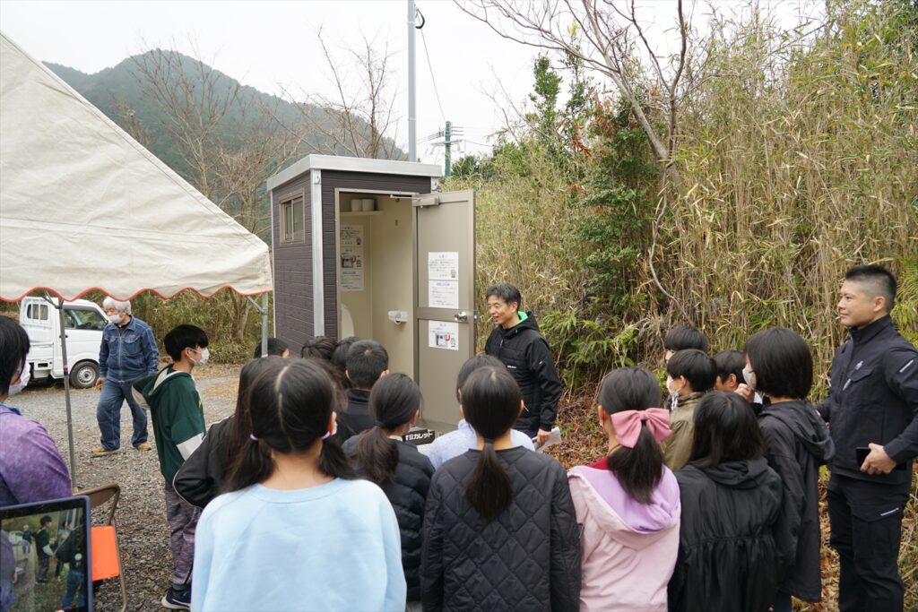 バイオトイレのミカサ_臼杵市鎮南山松下教授教室_バイオトイレの説明風景