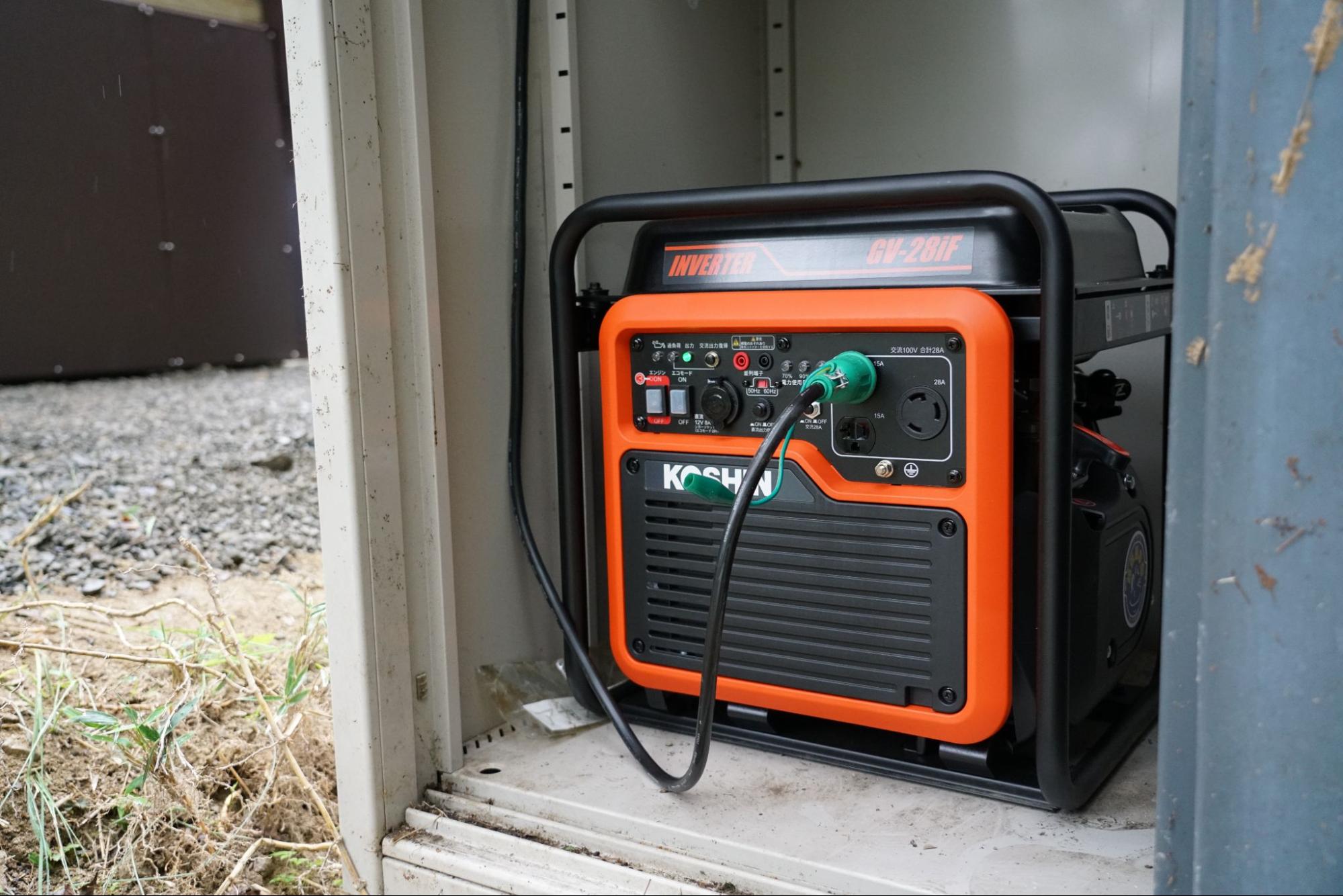 発電機収納ボックス内に設置された小型インバーター発電機が電源として稼働している様子