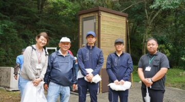 広島県福山市の歴史的砂防施設「別所砂留」に、バイオトイレ「バイオミカレット」を設置しました。市民団体・行政・民間企業が協働して実現した公民連携の取り組みです。